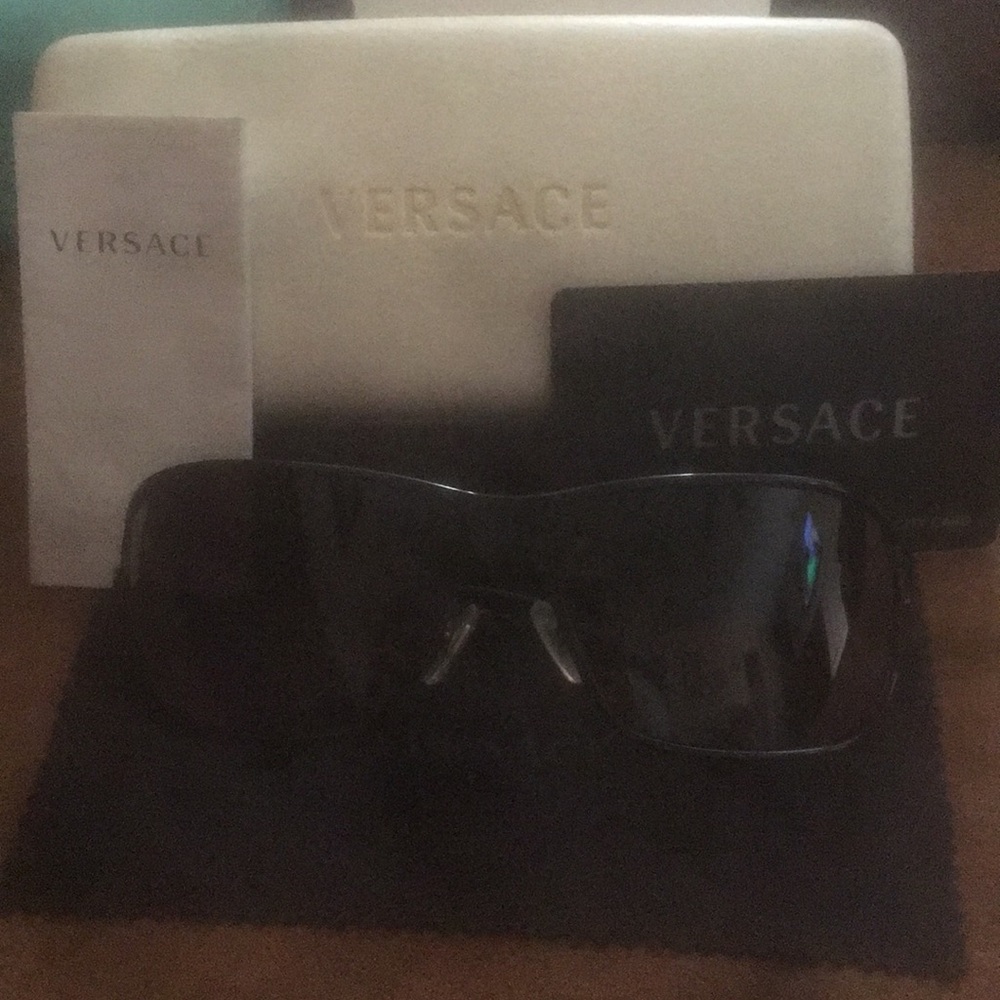 Versace VE2040 Sunglasses-1009/8G Black